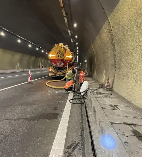 嘉黎隧道排水渠清淤